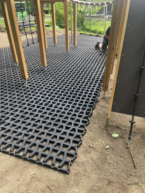 playnsafe rubber_playground fall grass grid mats